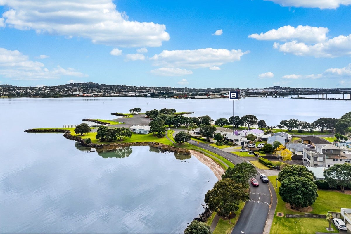 32B Kiwi Esplanade, Mangere Bridge, Auckland - Carousel 1