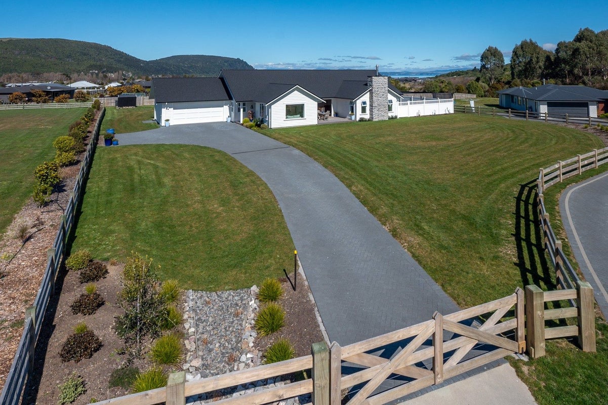 9 Kanuka Grove, Kinloch, Taupo - Carousel 1