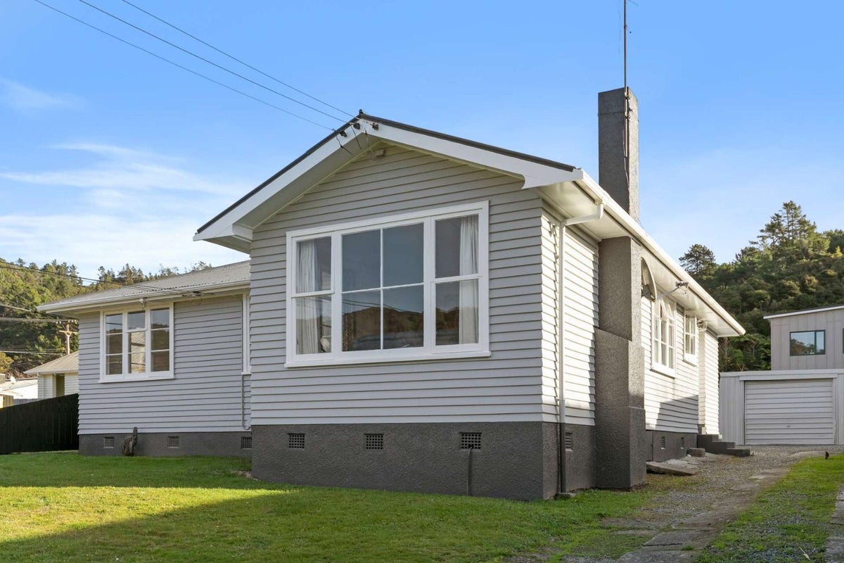 6 Wainhouse Street, Stokes Valley, Lower Hutt - Carousel 1