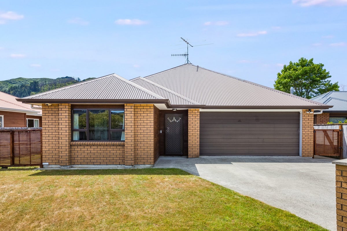 13 Woodland Grove, Wainuiomata, Lower Hutt - Carousel 1