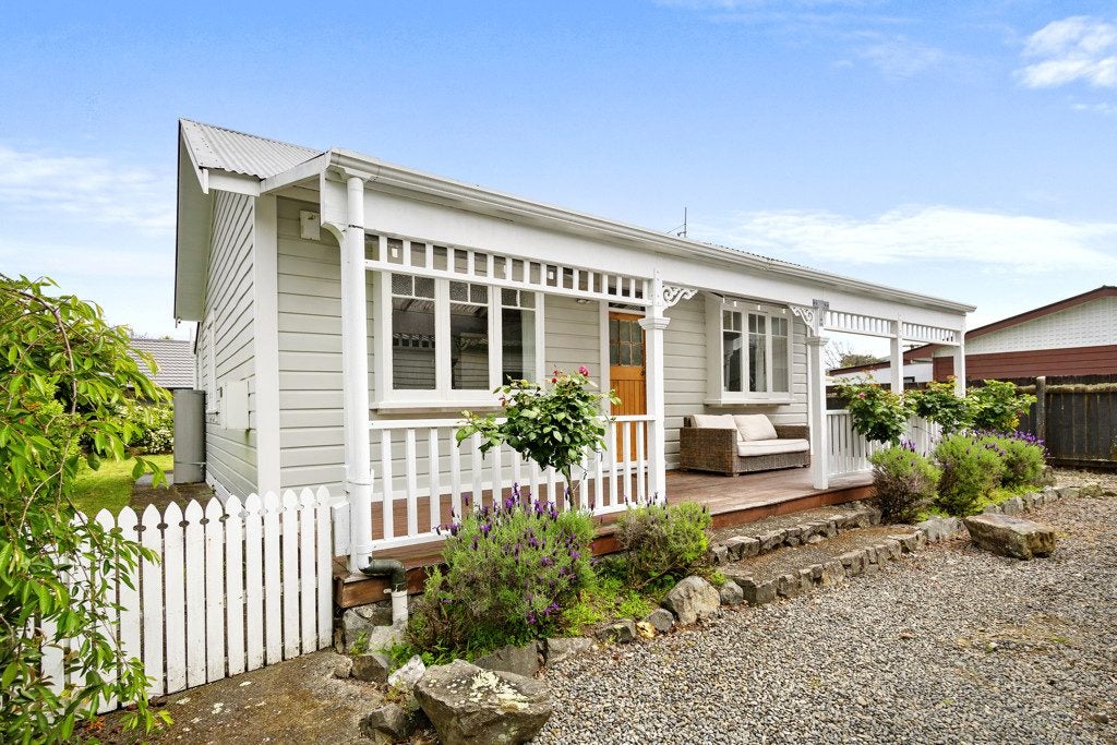 15 Waldie Grove, Avalon, Lower Hutt - Carousel 1