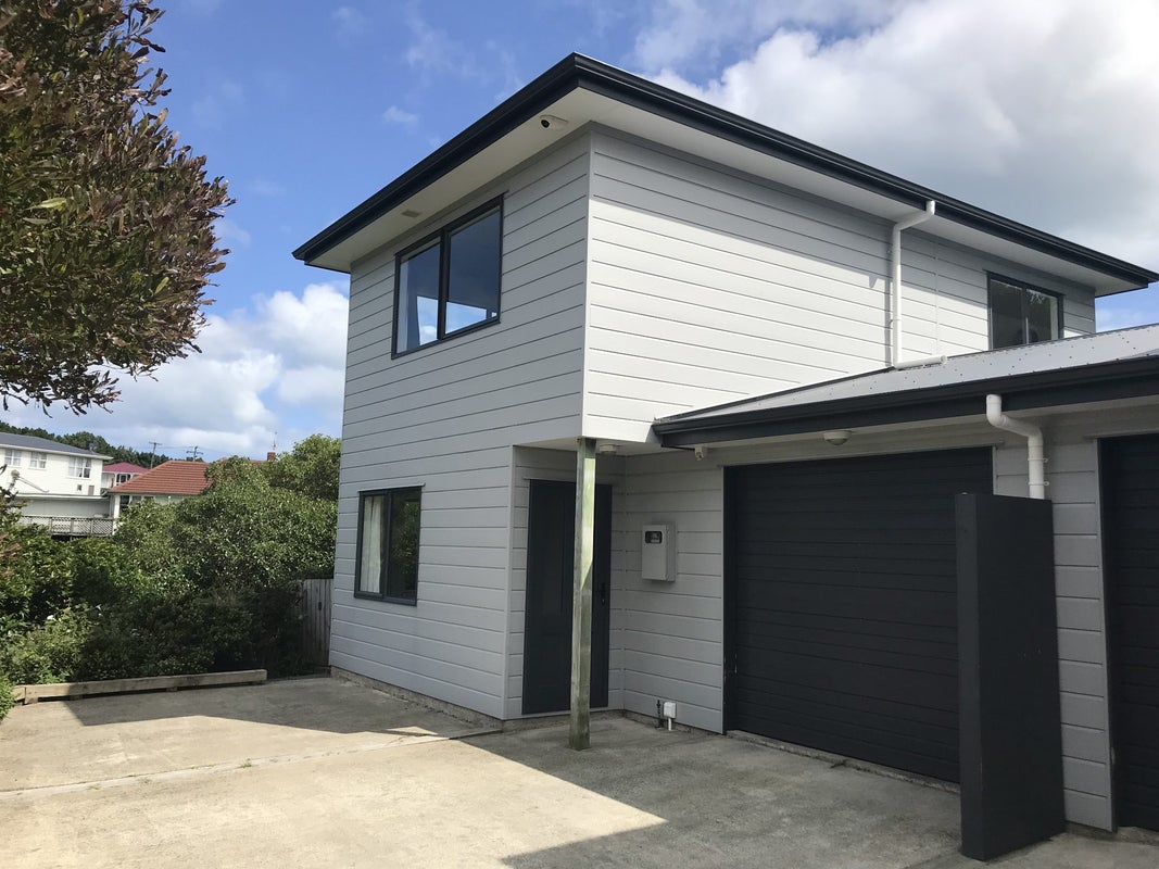 31 Kiwi Crescent, Tawa, Wellington - Carousel 1