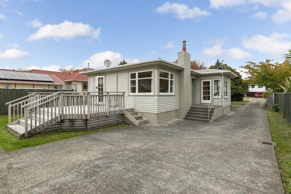 29 Collins Avenue, Tawa, Wellington - Carousel 1