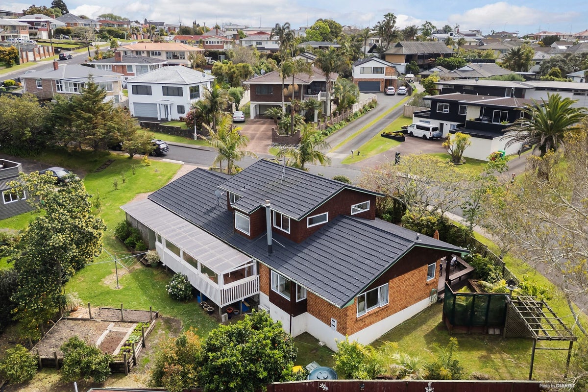 3 Highlight Parade, Te Atatu South, Auckland - Carousel 1