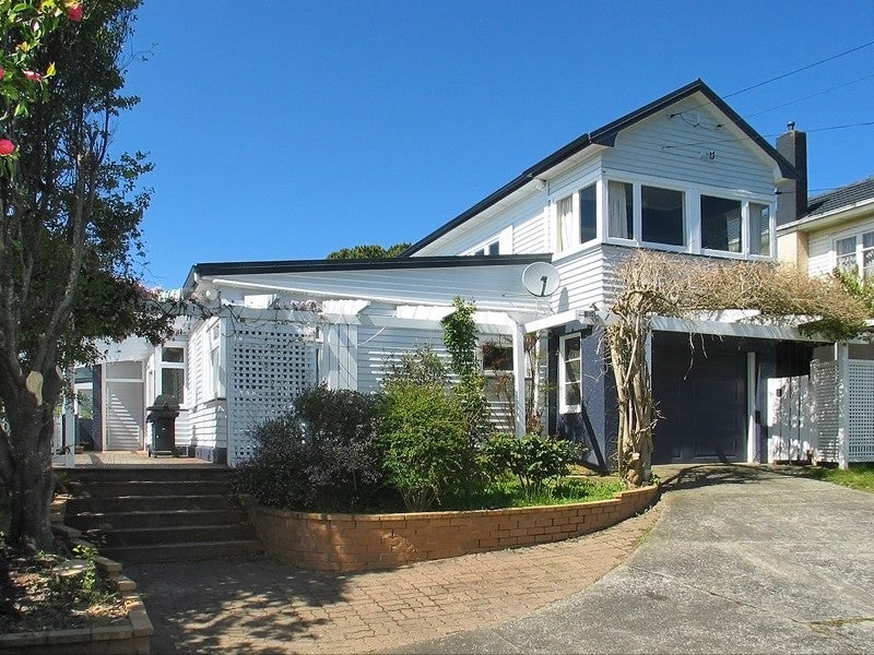11 Ngatitoa Street, Tawa, Wellington - Carousel 1