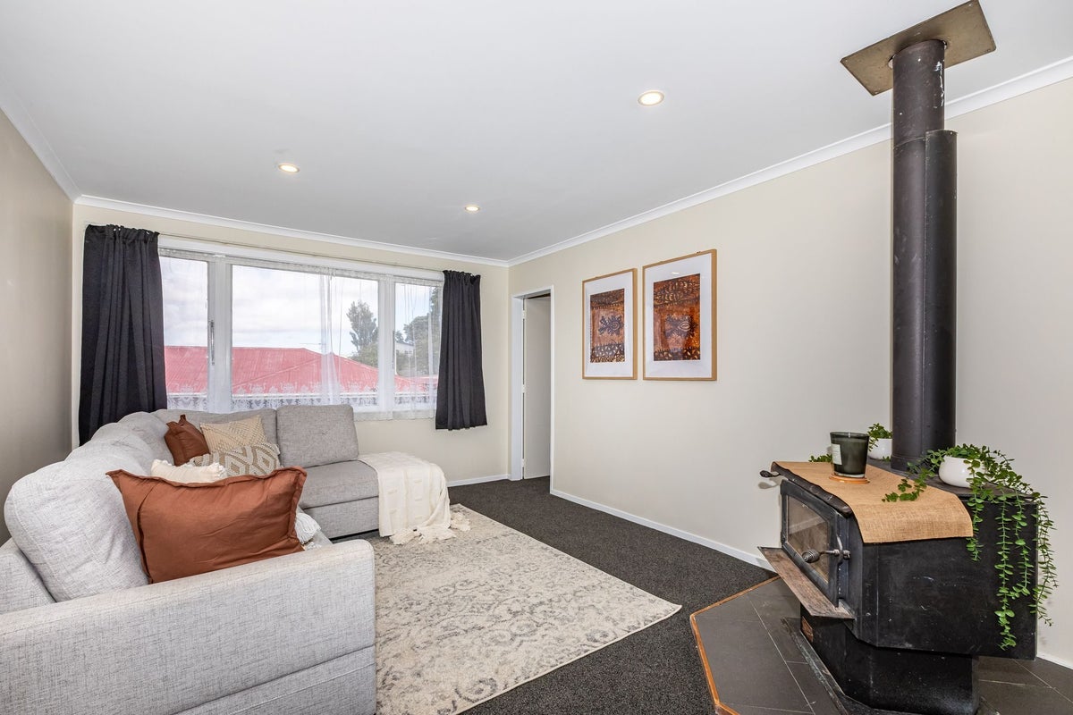 17 Sombrero View, Ascot Park, Porirua - Carousel 2