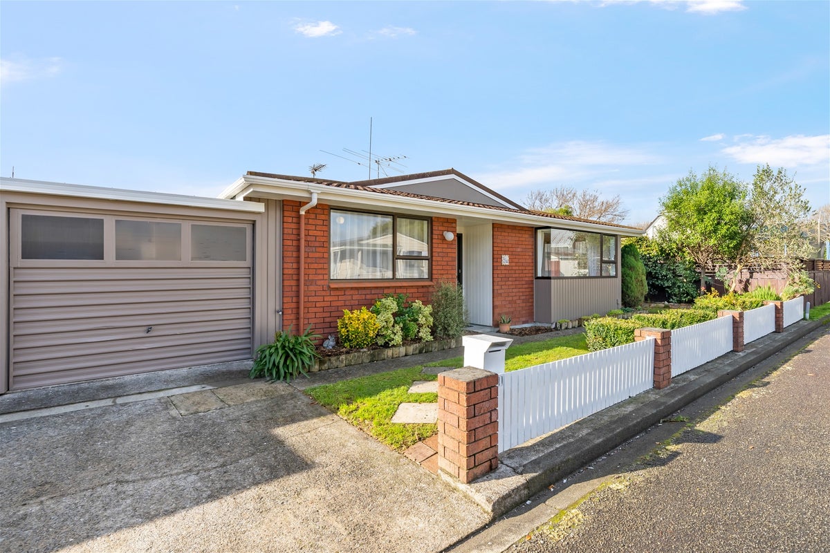 1/11 California Drive, Totara Park, Upper Hutt - Carousel 16