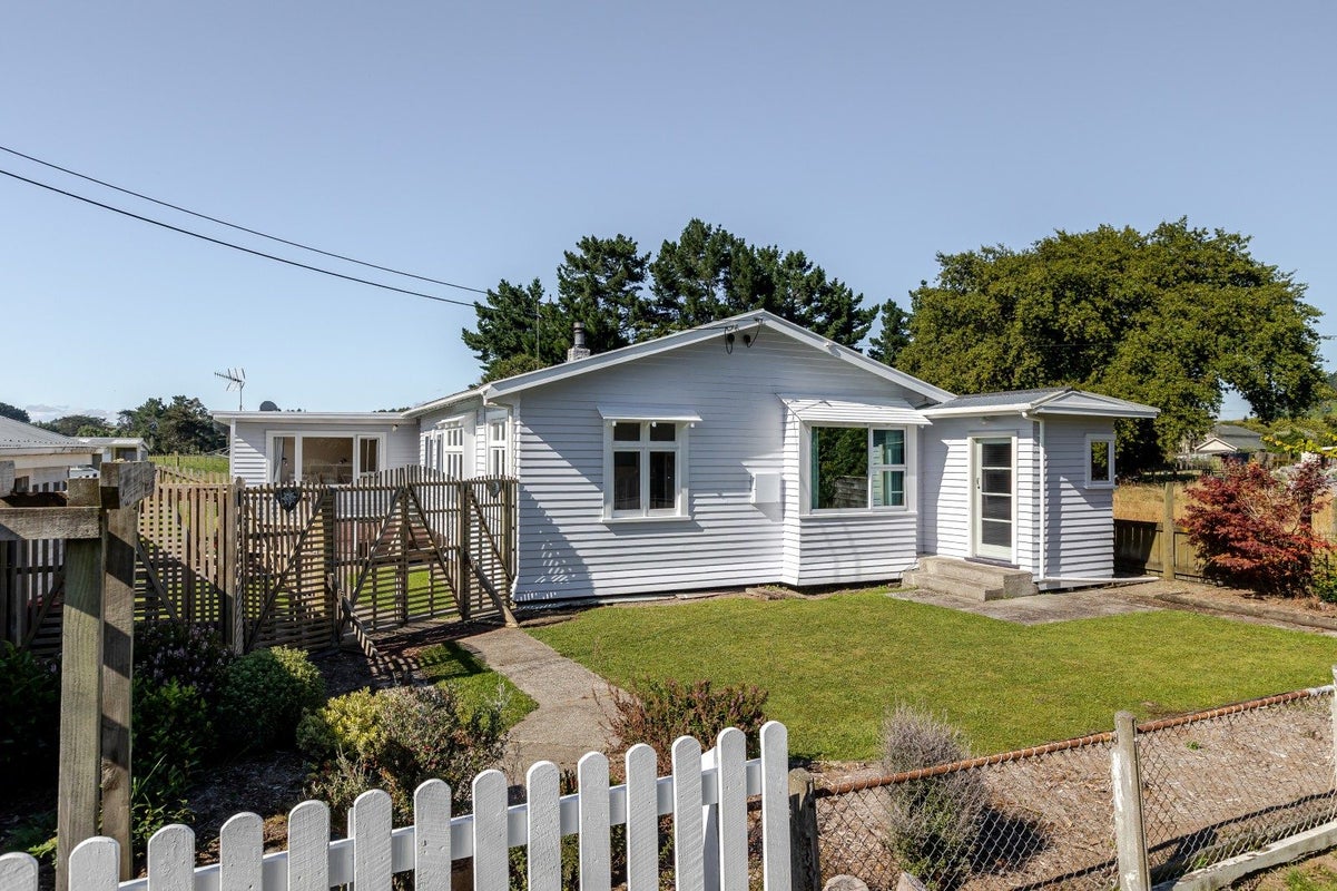 12 Mara Street, Mangatainoka, Pahiatua - Carousel 1