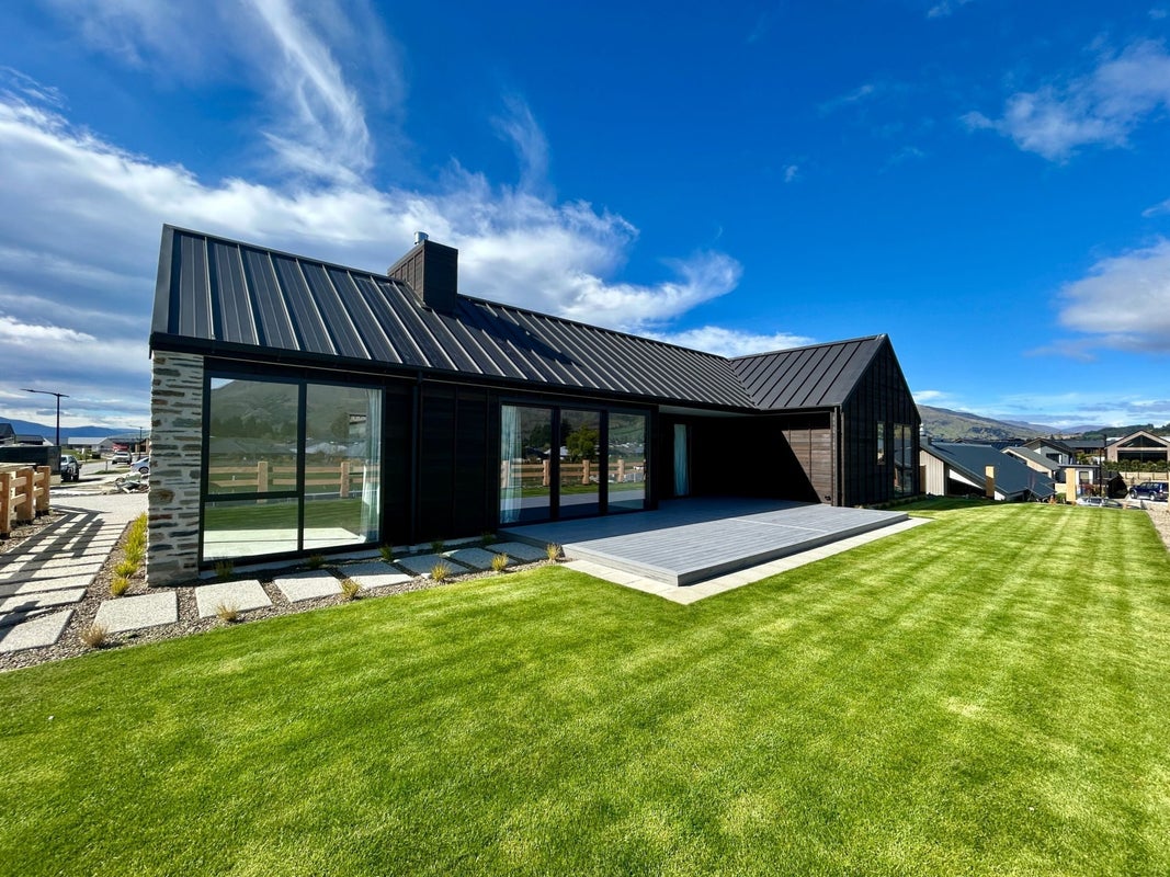 15 Mason Street, WANAKA - Carousel 1