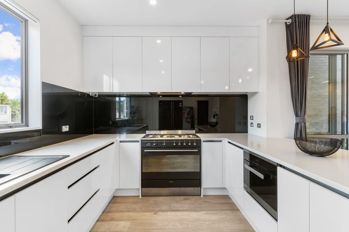 28 Sunshine Boulevard, Sunnyvale, Auckland - Carousel 2