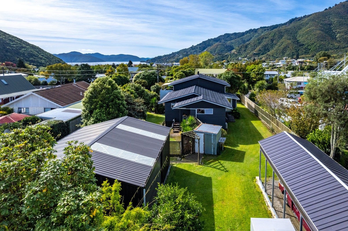 4 Huia Street, Waikawa, Picton - Carousel 1