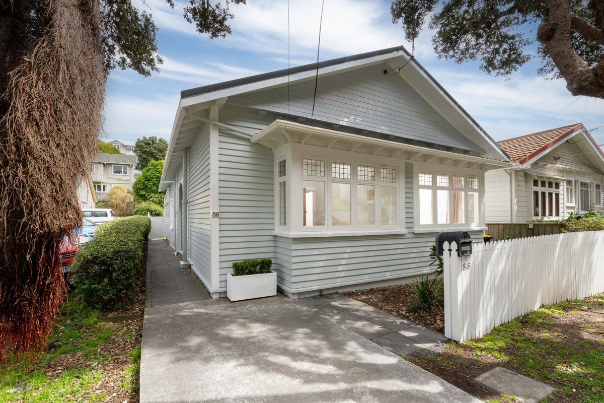86 The Parade, Island Bay, Wellington - Carousel 1
