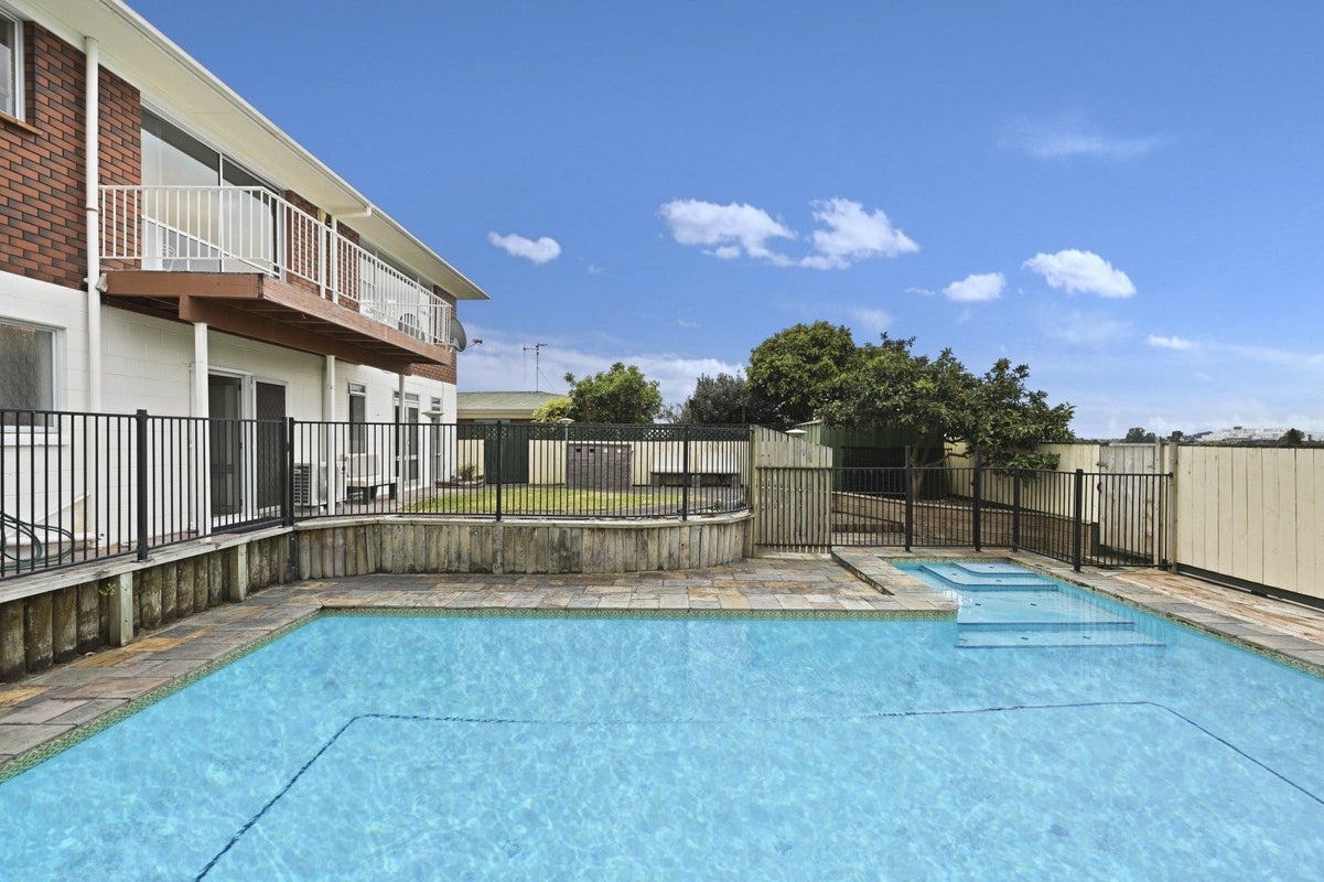 16 Resthill Crescent, Glenview, Hamilton - Carousel 2