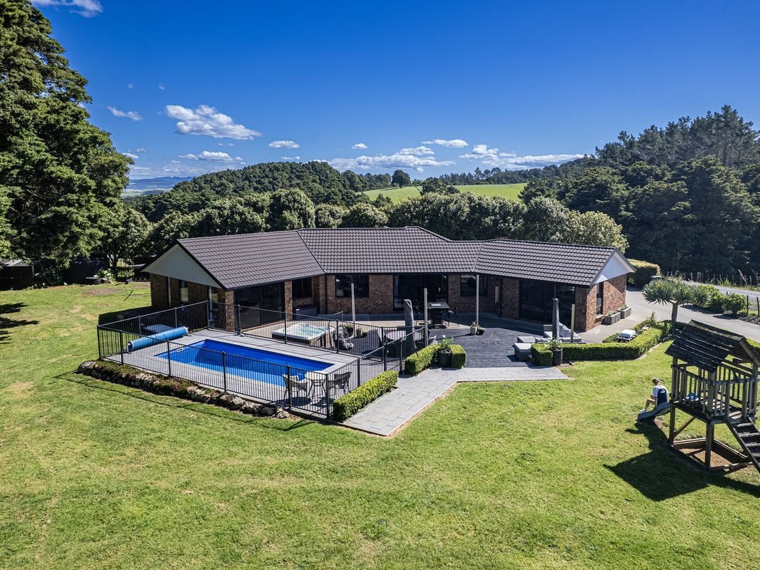 75 Tudehope Road, Kamo - Carousel 1