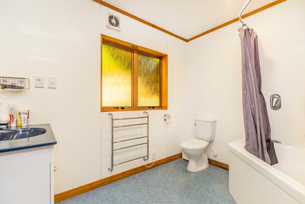 90B Thurleigh Grove, Karori, Wellington - Carousel 25