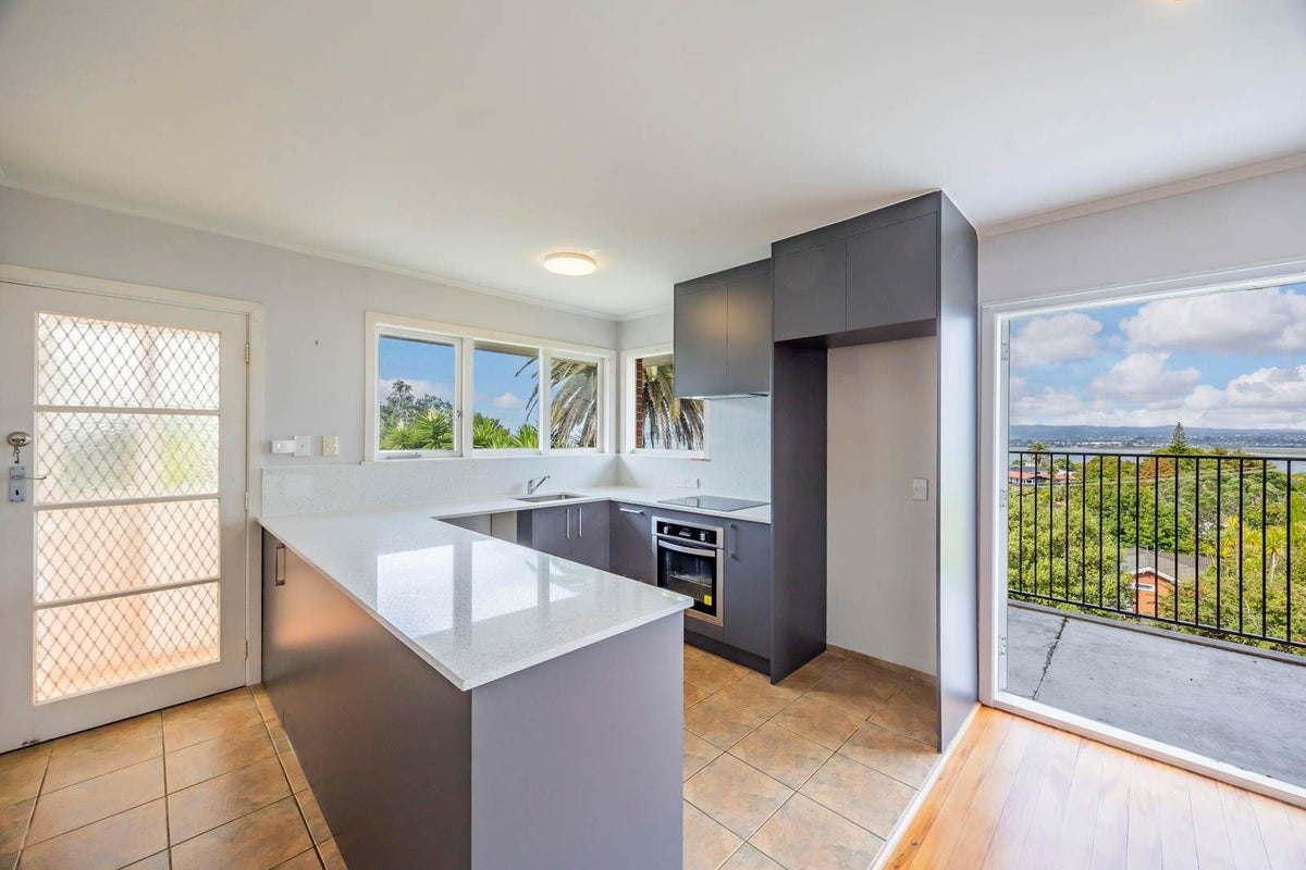 2 Sea Vista Avenue, Beach Haven, Auckland - Carousel 19