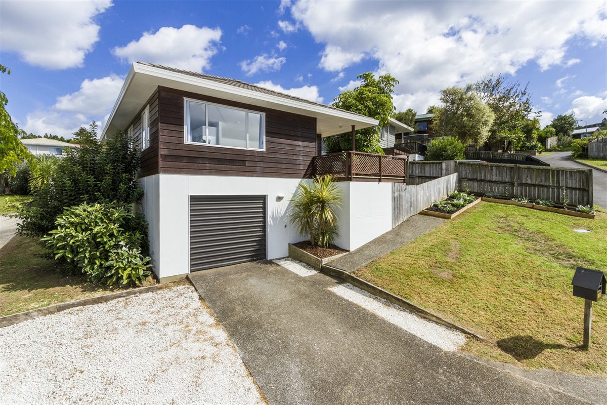 2/13 Valecrest Place, Bayview, North Shore City - Carousel 1