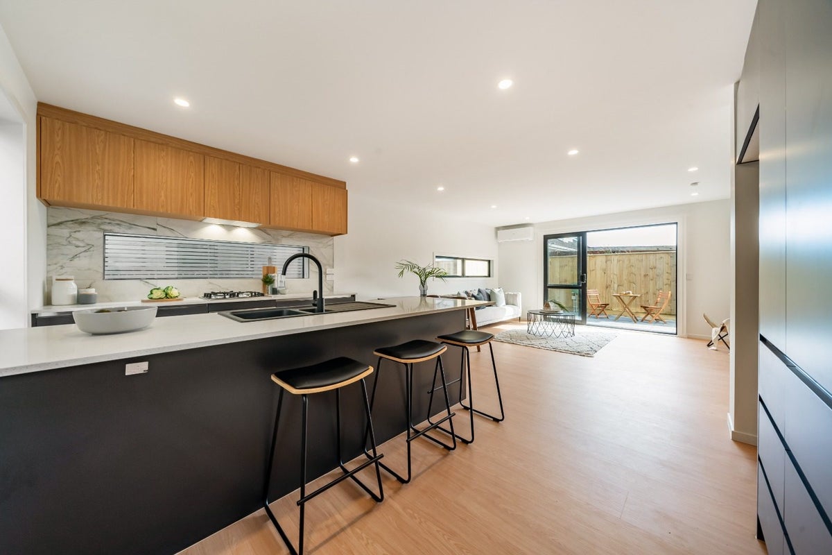 6/8 Victoria Street, Ebdentown, Upper Hutt - Carousel 2
