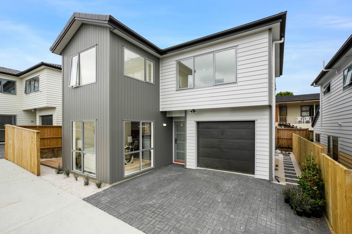 142B Prince Regent Drive, Half Moon Bay, Auckland - Carousel 1
