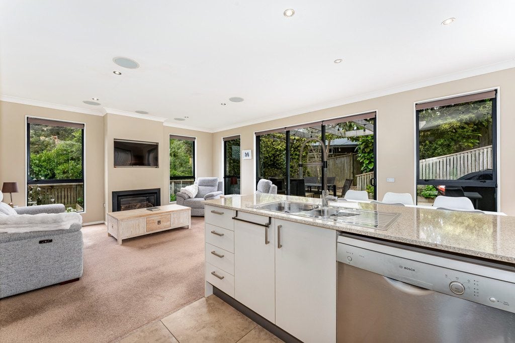 8 Botany Lane, Whitby, Porirua - Carousel 2