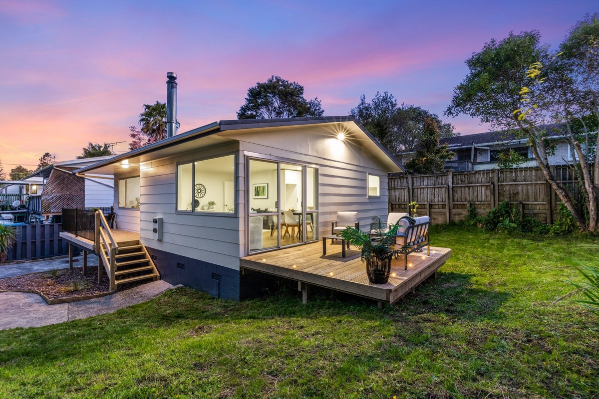 2/9A De Val Drive, Titirangi, Auckland - Carousel 1