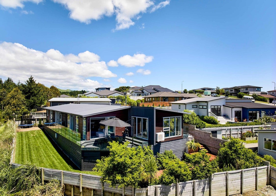 138 Endeavour Drive, Whitby, Porirua - Carousel 1