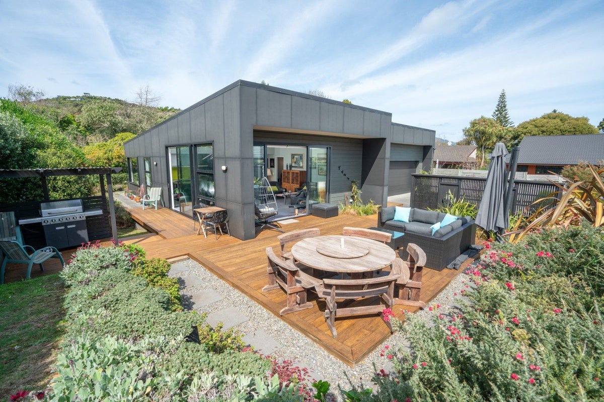6 Pukatea Close, Raumati Beach, Paraparaumu - Carousel 1