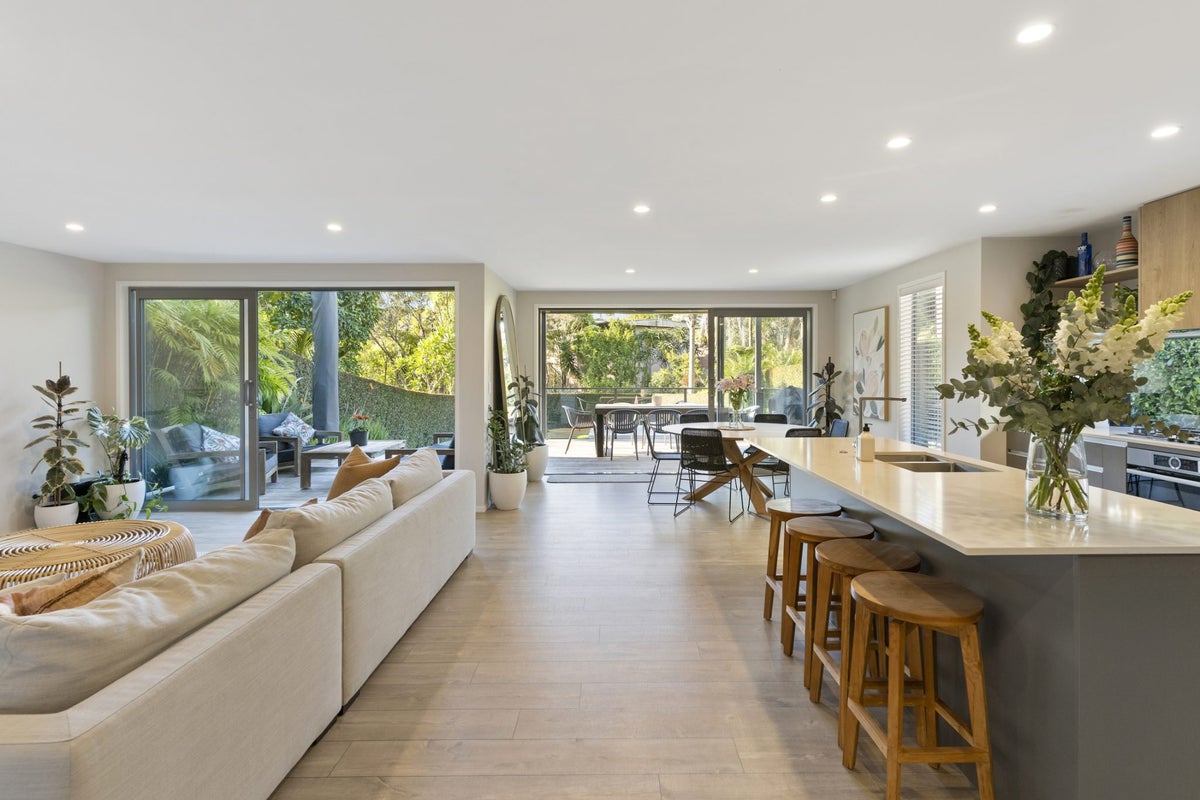 1A Lyons Avenue, Murrays Bay, Auckland - Carousel 2