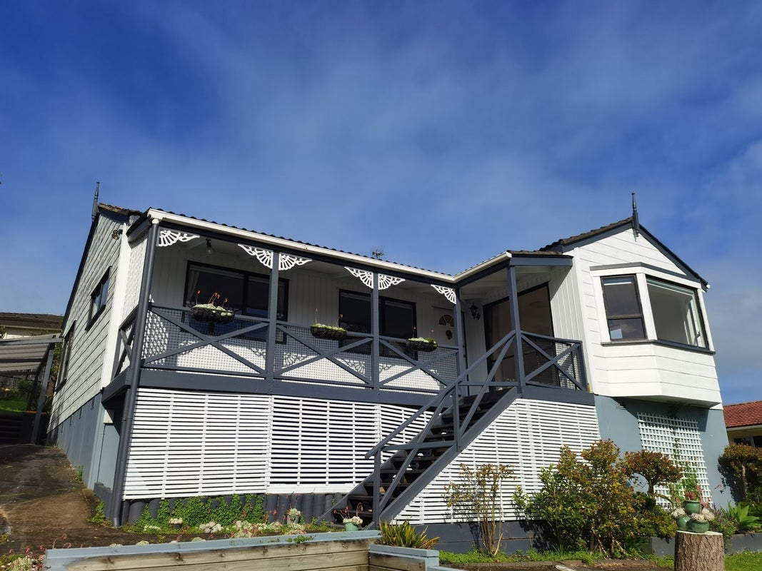 3 Melia Grove, Goodwood Heights, Auckland - Carousel 1