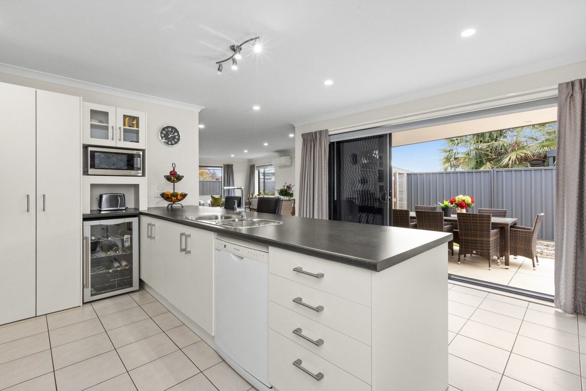 12 Portland Place, Poraiti, Napier - Carousel 2