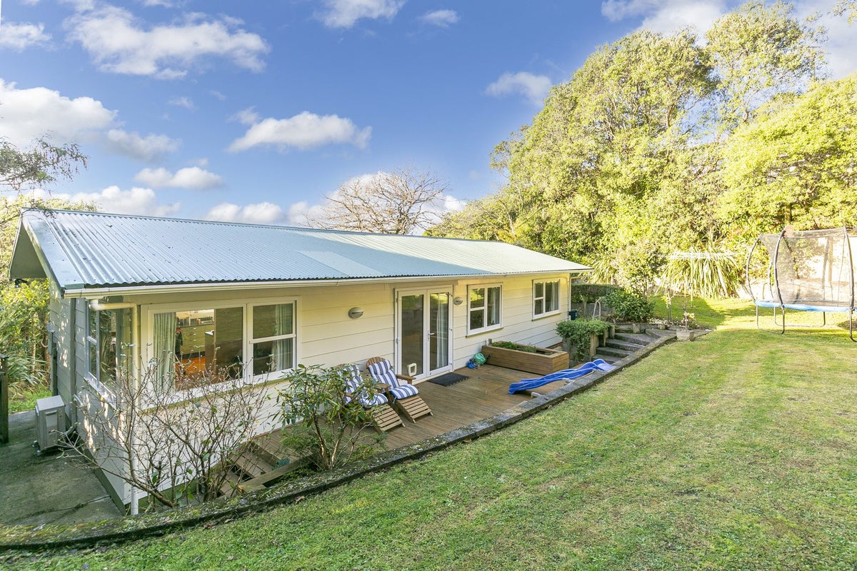 21 Alwyn Place, Newlands, Wellington - Carousel 1