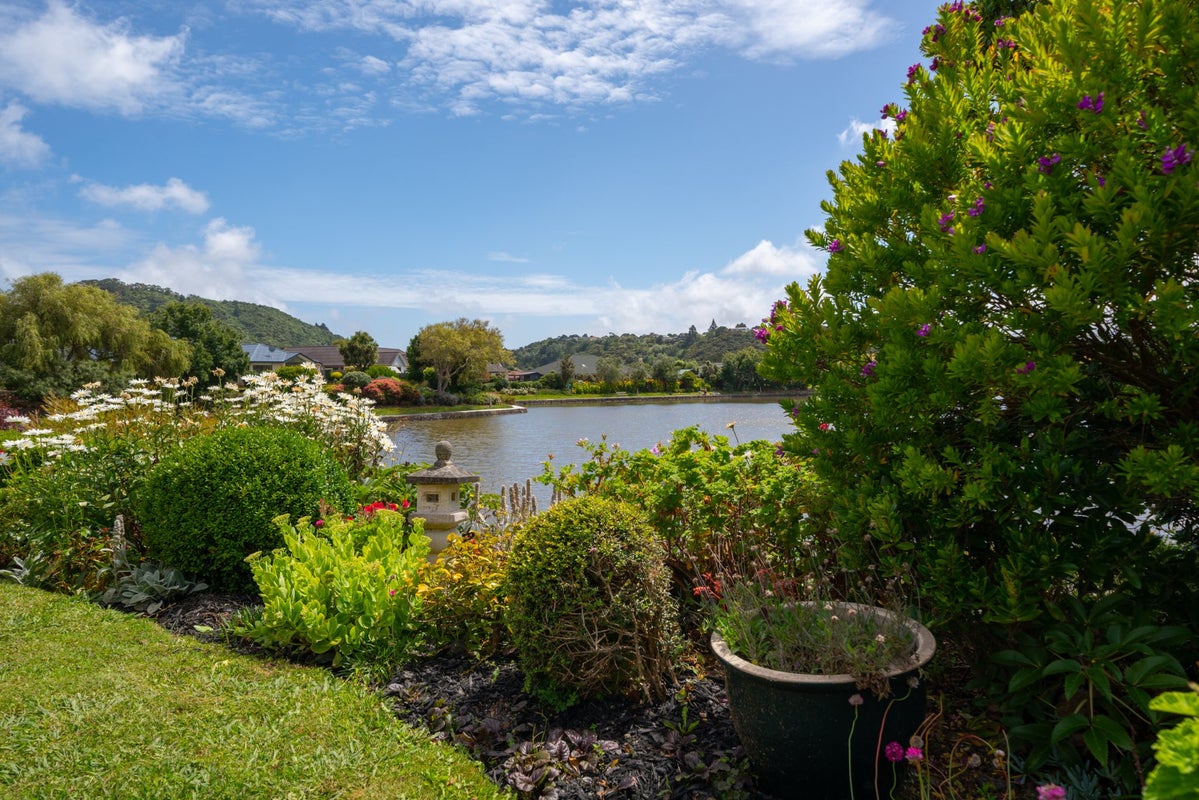 4 Lakeside Villas, WHITBY, PORIRUA - Carousel 2
