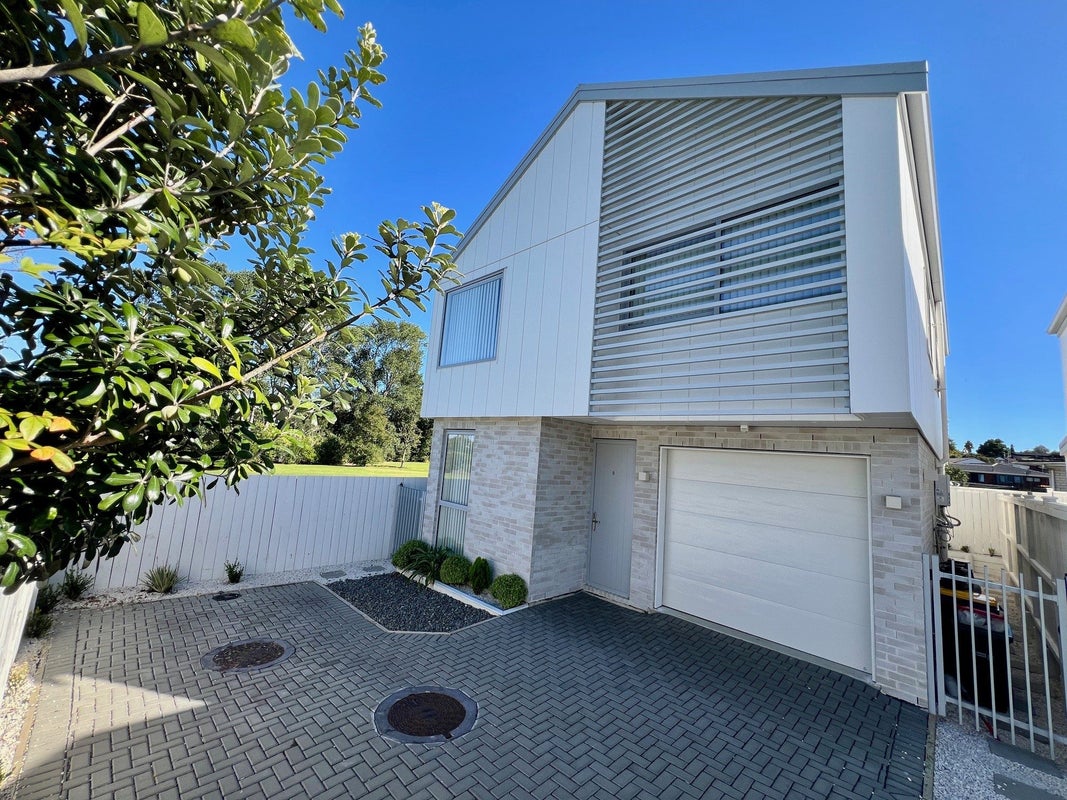 109 Prince Regent Drive, Half Moon Bay, Auckland - Carousel 1
