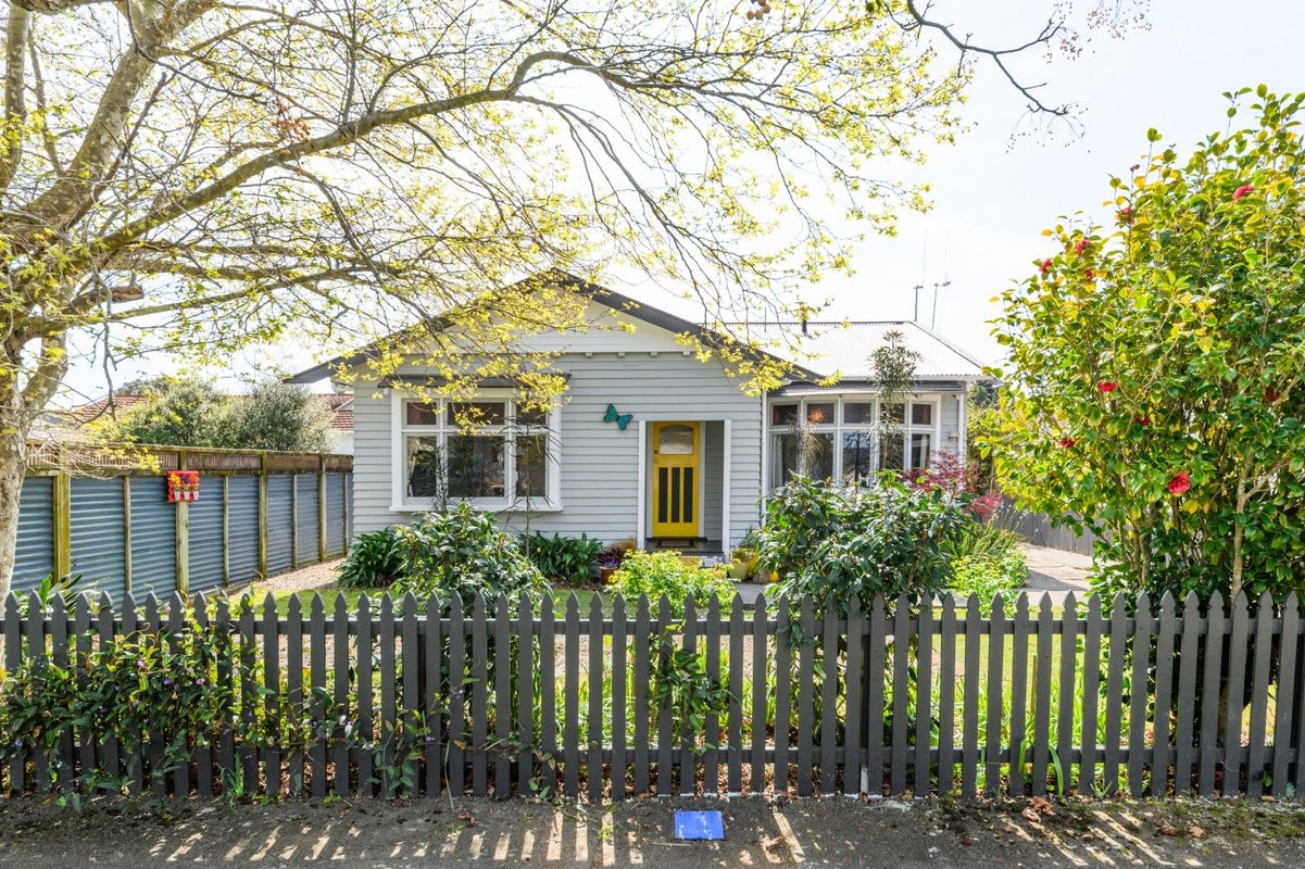 7 Argyle Avenue, Takaro, Palmerston North - Carousel 1