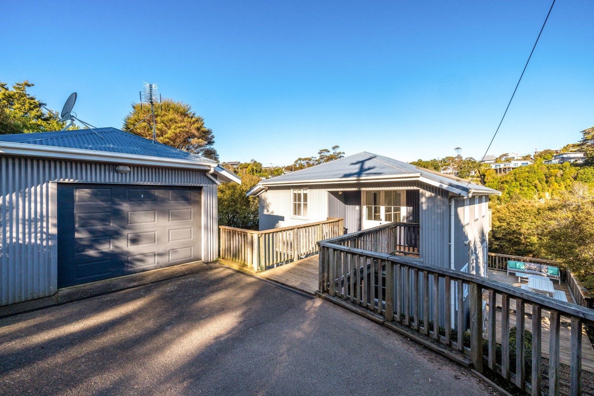 26 Coromandel Road, Oneroa, Waiheke Island - Carousel 2