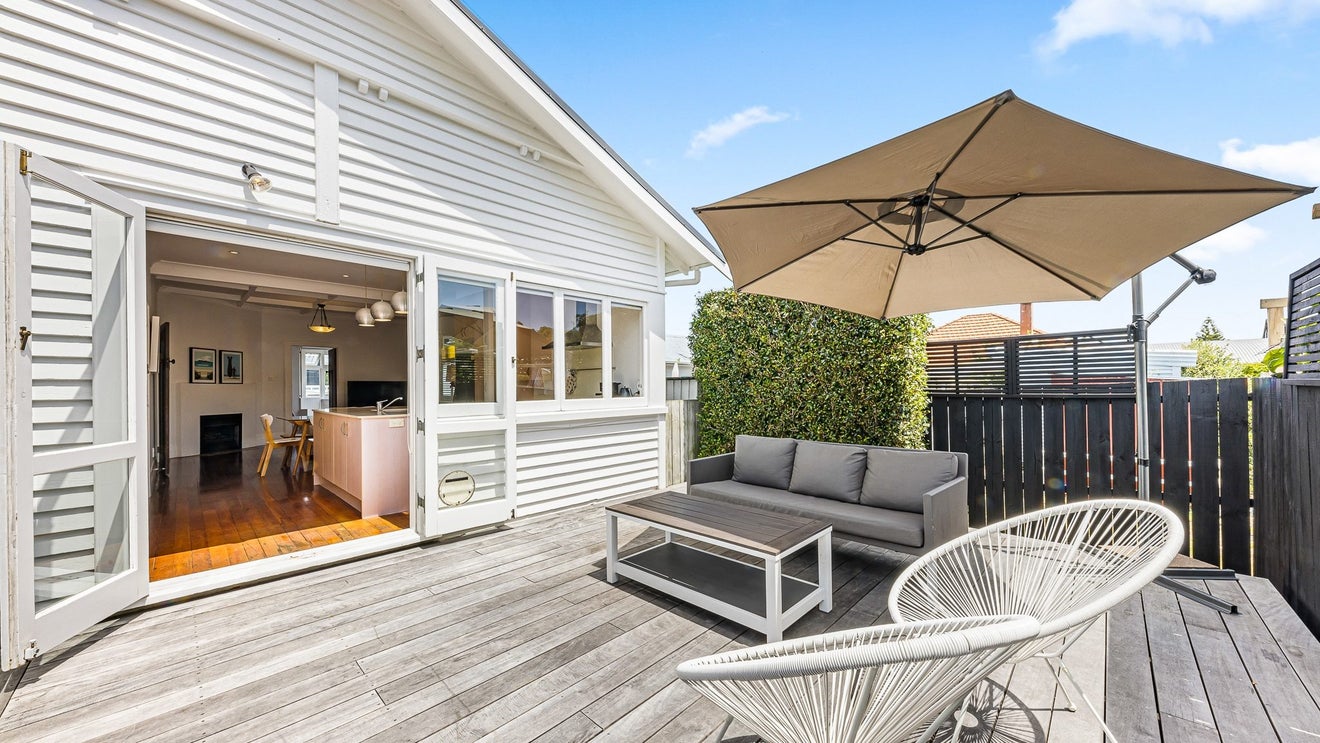 7 Montrose Street, Point Chevalier, Auckland - Carousel 1
