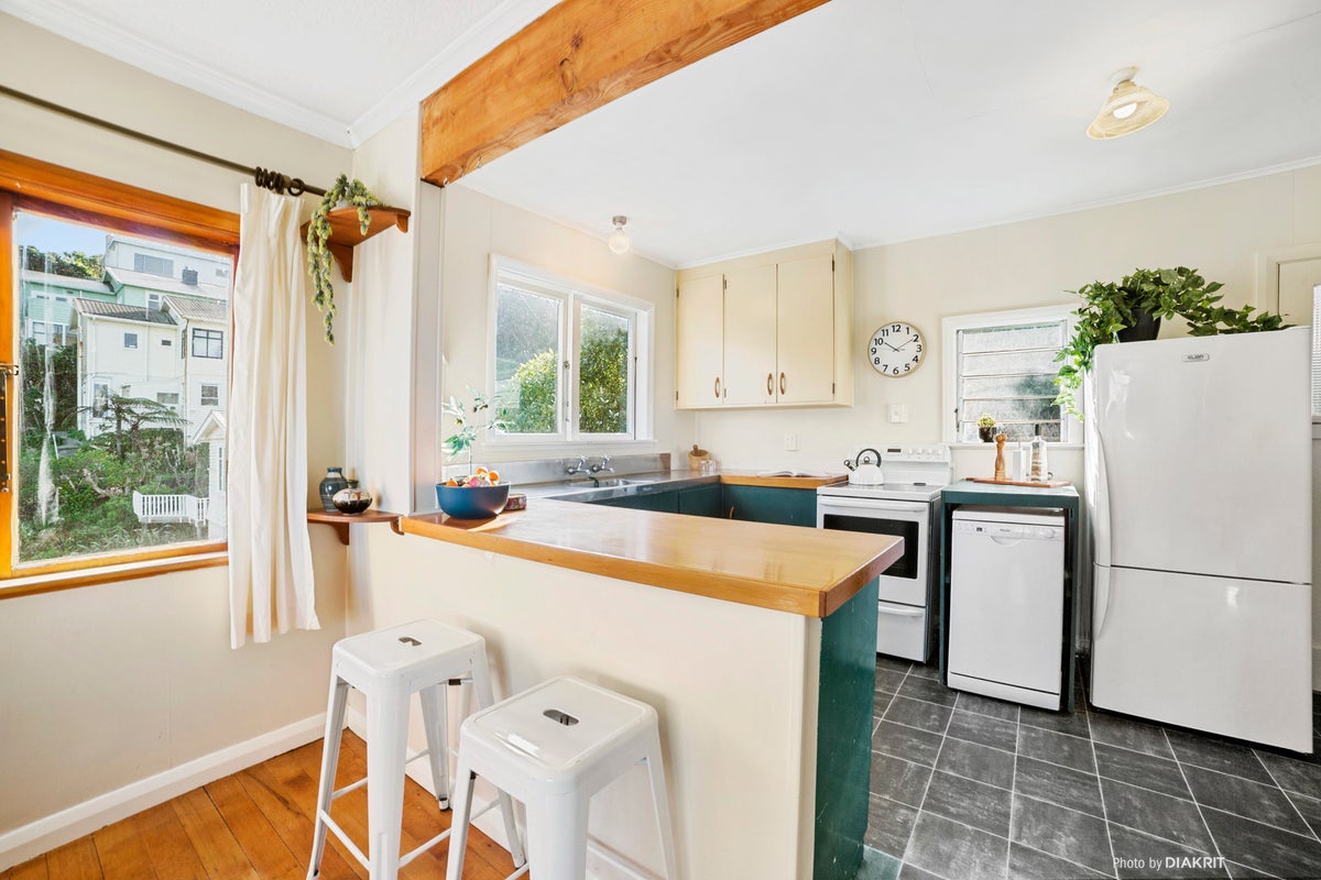11 Oku Street, Island Bay, Wellington - Carousel 2