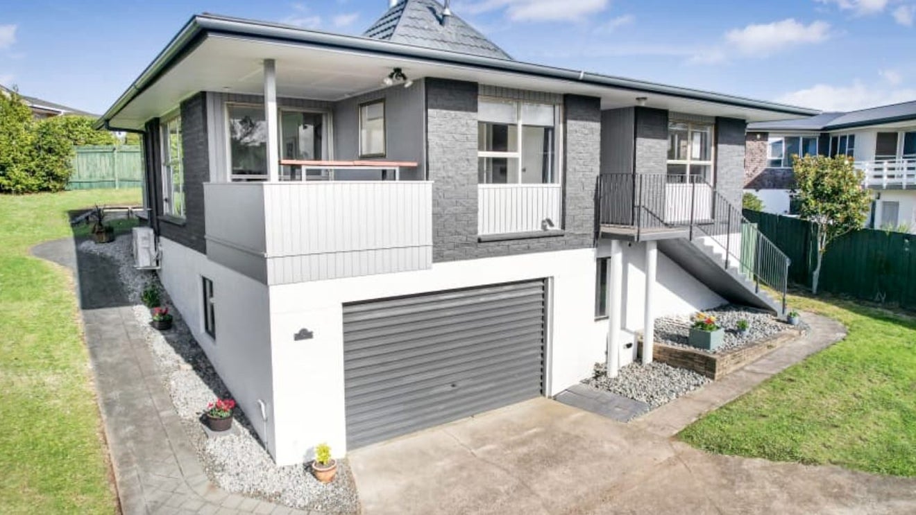 29 Sunnyhills Avenue, Glenview, Hamilton - Carousel 1