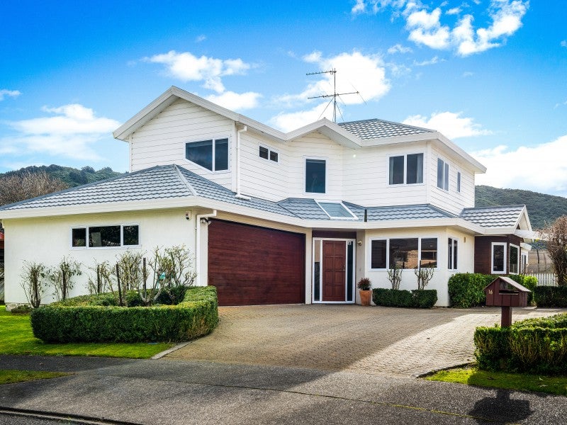 16 Kingfisher Close, Brown Owl, Upper Hutt - Carousel 1
