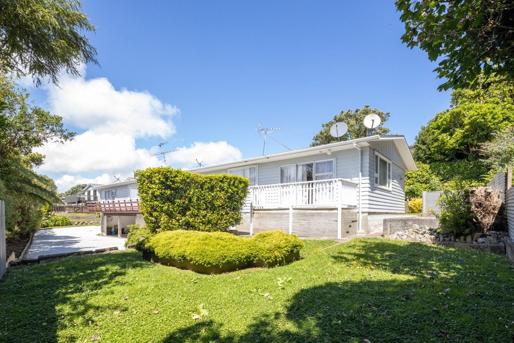 12 Kahikatea Grove, Paparangi, Wellington - Carousel 1