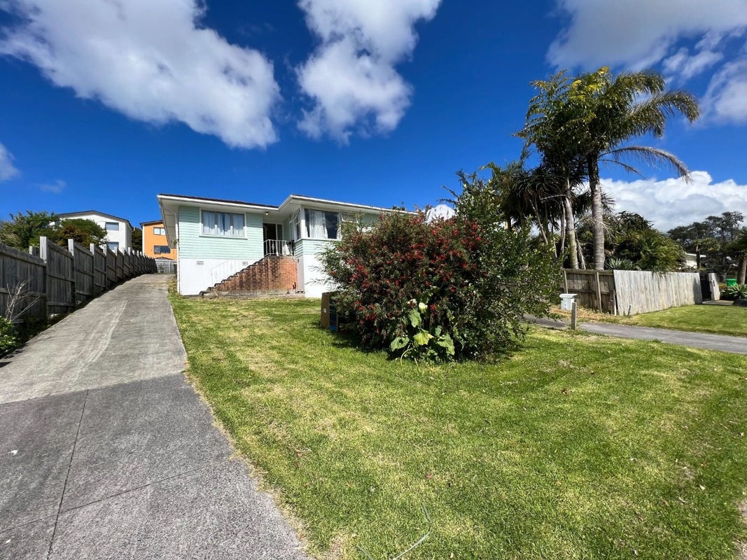 20 Thornlow Street, Glendene, Auckland - Carousel 2
