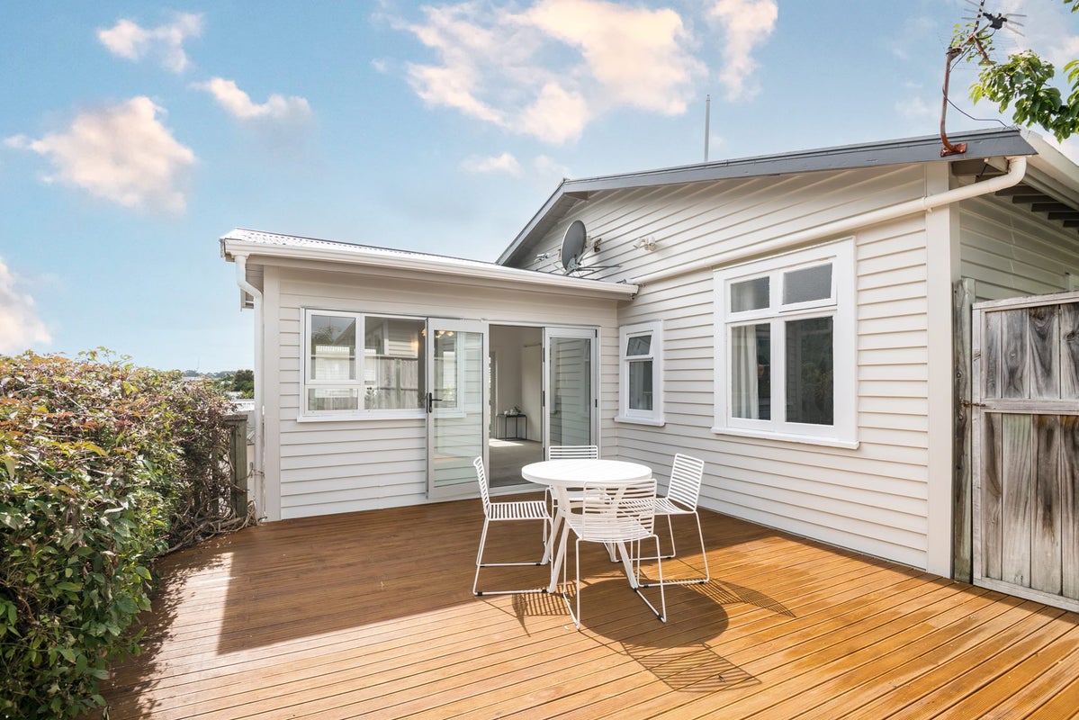 21 Handyside Street, Tawa, Wellington - Carousel 26