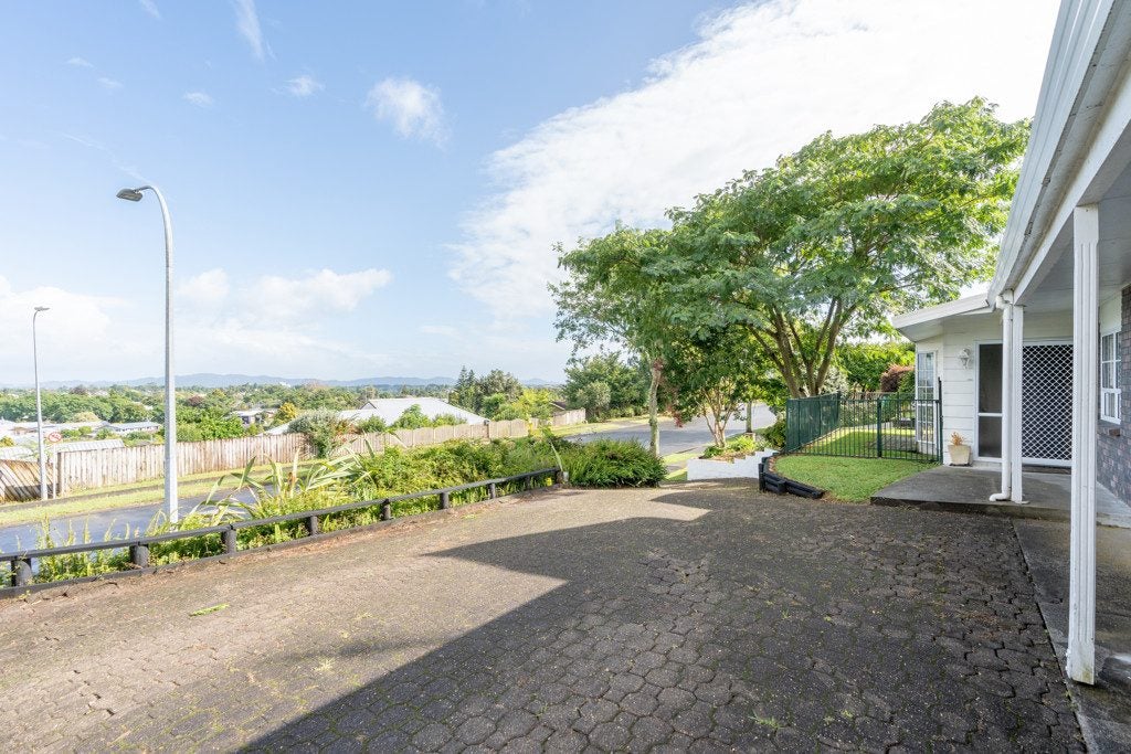 33 Pohutukawa Drive, Pukete, Hamilton - Carousel 2