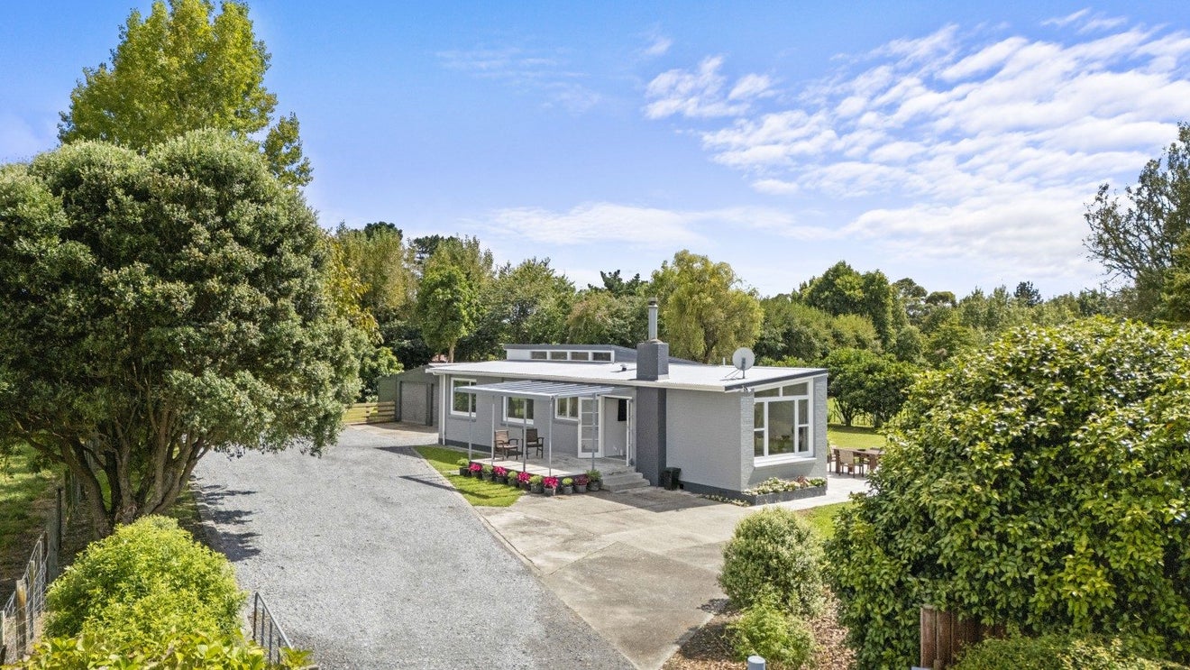 23 Hennesey Road, Shannon, Palmerston North - Carousel 1