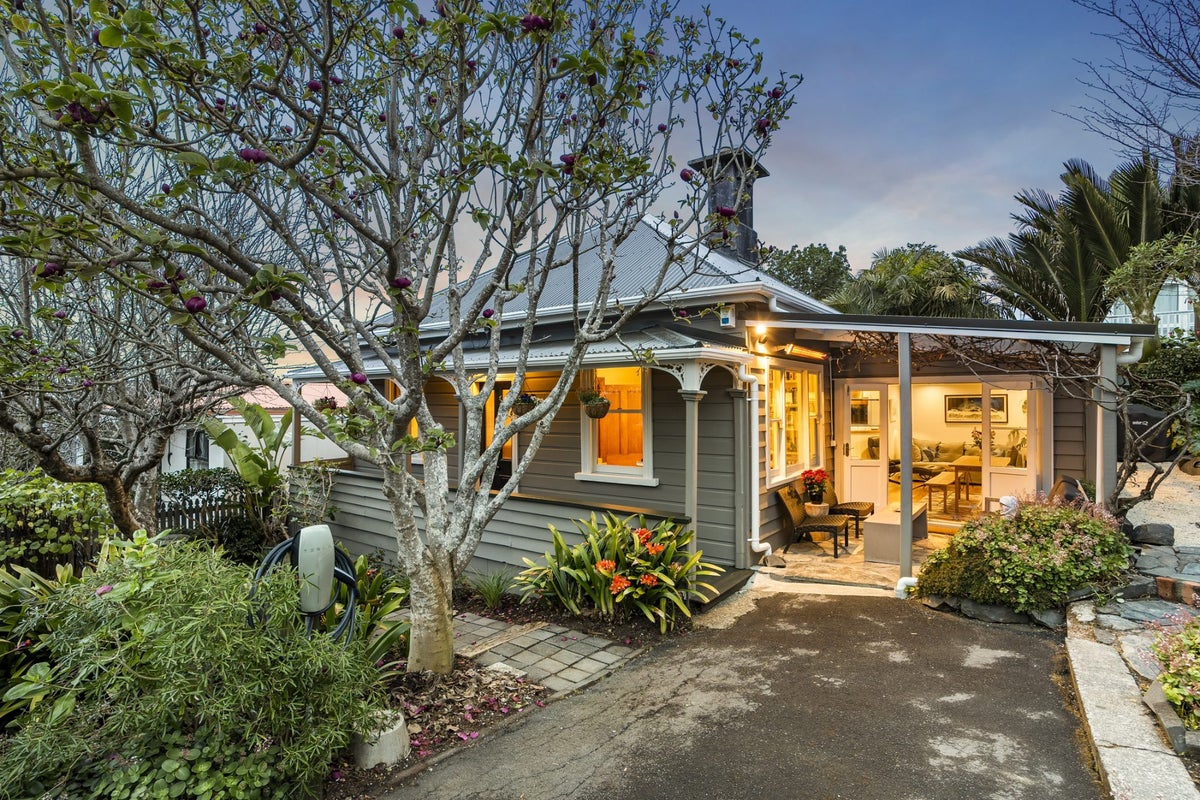 13 Potatau Street, Grey Lynn, Auckland - Carousel 1