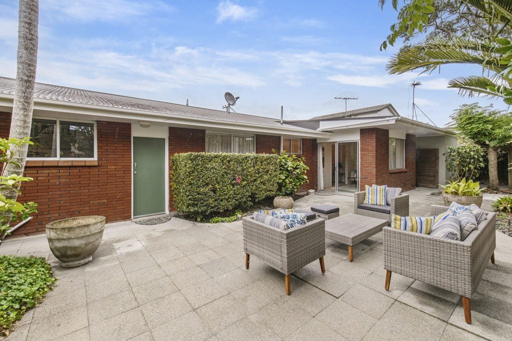 2/27A Eastern Beach Road, Eastern Beach, Auckland - Carousel 1