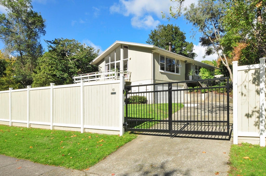 10 Fendalton Crescent, Pinehaven, Upper Hutt - Carousel 1