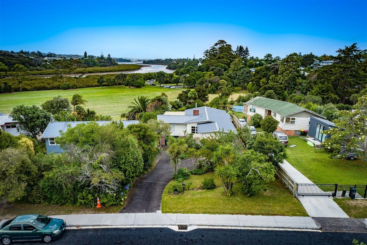 20 Noall Street, Te Atatu Peninsula, Auckland - Carousel 2