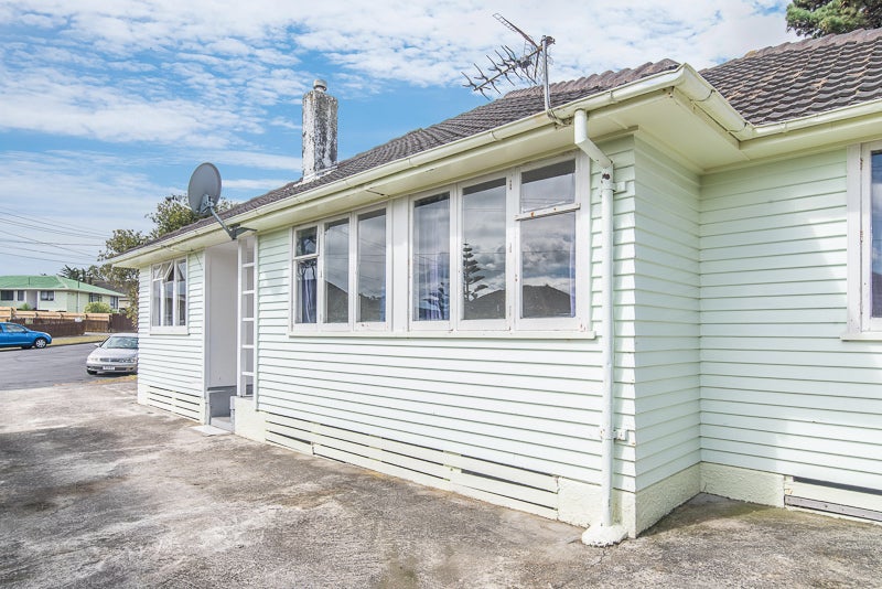 37 Dorset Grove, Cannons Creek, Porirua - Carousel 1