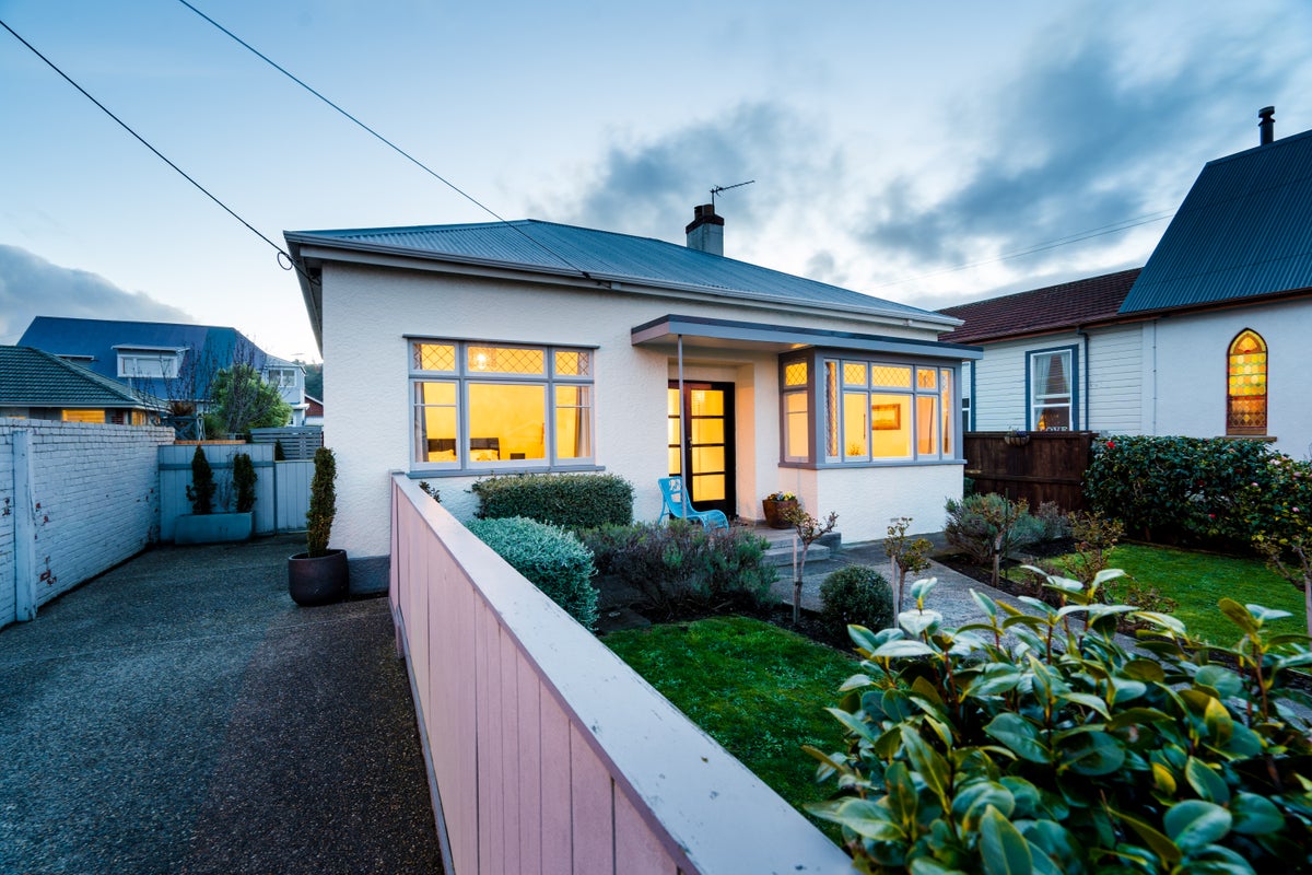 94 Hargest Crescent, Saint Clair, Dunedin - Carousel 2